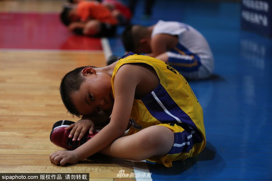 阜新篮球学校的训练馆内,一名小球员正独自加练,汗水湿透衣背,墙上“刻苦拼搏”的标语格外醒目。