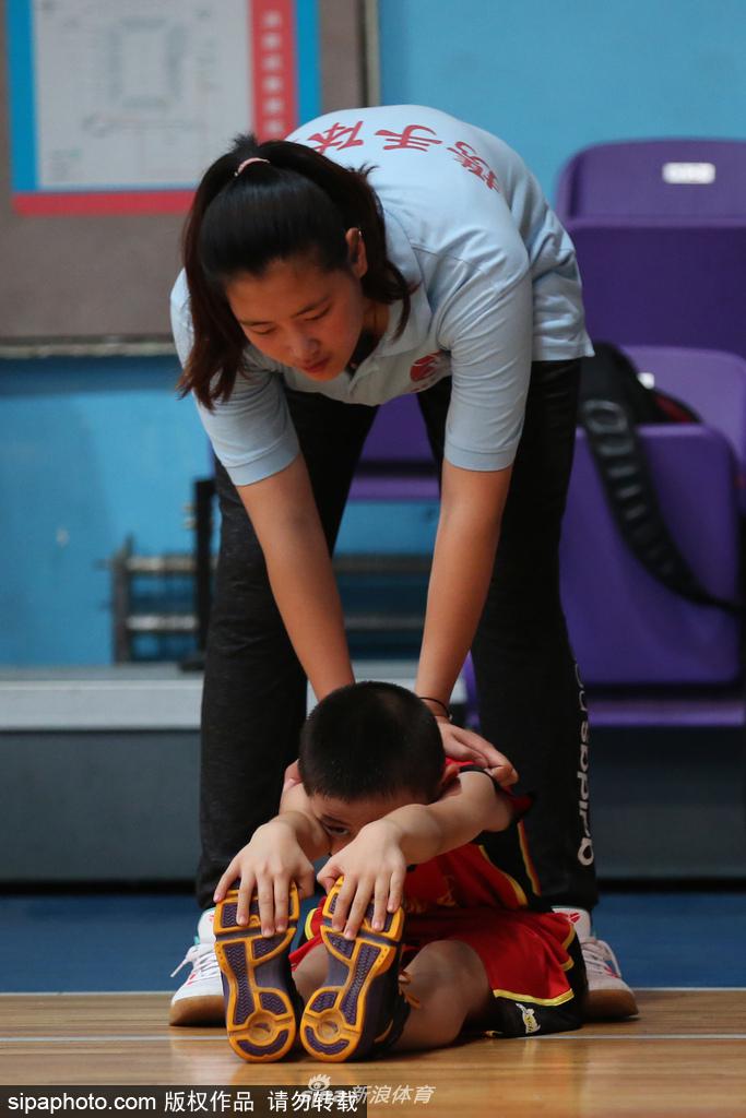 夕阳西下,阜新某社区篮球场上,一场“家BA”比赛正在进行,父子同队,母女观战,画面温馨而充满活力。