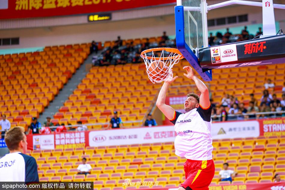 球员正在进行投篮练习，篮球在空中划过一道优美的弧线稳稳入网，背景中模糊的看台和灯光，预示着即将到来的斯杯大战将在这个舞台上正式打响。