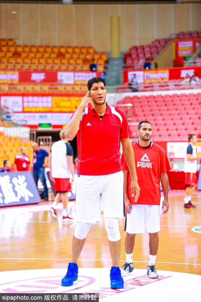 训练结束后，一名埃及球员独自加练投篮，汗水湿透了他的球衣，皮球在空中划过一道完美的弧线，稳稳落入篮网。