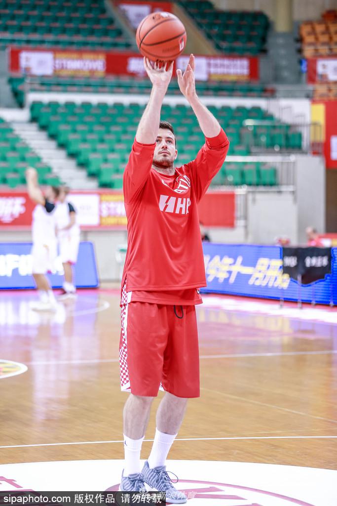 训练结束后，克罗地亚球员们围成一圈，在教练的带领下高喊口号。他们的拳头紧握，年轻的脸庞上写满了对胜利的渴望，背景中“斯坦科维奇杯”的官方标识格外醒目，预示着今晚他们将成为这个舞台上最闪耀的群星。