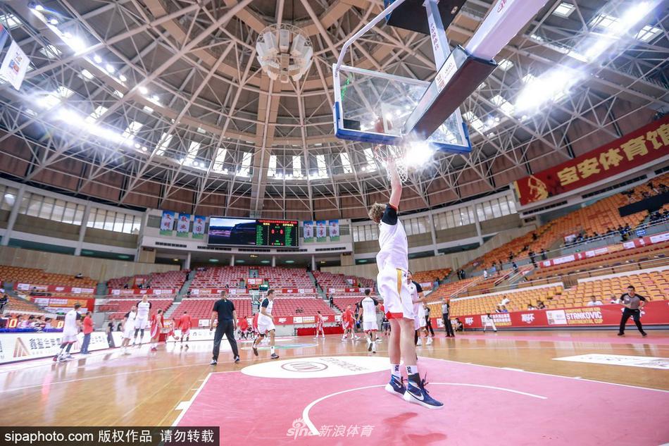 德国队年轻球员在深圳宝安体育馆进行赛前热身，他们目光坚定，全力备战即将到来的斯坦科维奇杯挑战