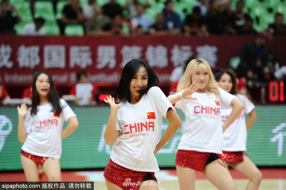 场上队员激烈拼抢,身着红色球衣的中国男篮红队小将持球突破,面对安哥拉防守球员毫无惧色。