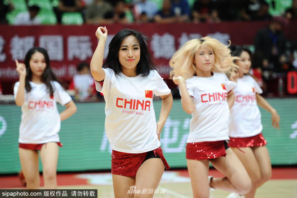 篮球宝贝们随着动感音乐跃动,扎着利落马尾辫的她们露出灿烂笑容,为成都夏夜注入无限活力。