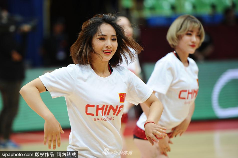 暂停间隙,篮球宝贝们迅速站定位置摆出整齐造型,她们专注的神情成为教练布置战术时的一道背景光。