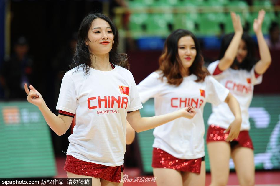 啦啦队变换队形,展开舞裙,裙摆飞扬间仿佛一朵朵盛开在篮球场中央的鲜花,尽显柔美与力量。