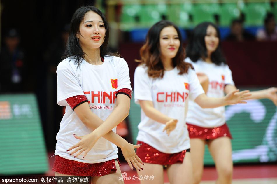 比赛结束哨声响起,啦啦队员们在场地边排成一排,向观众鞠躬致意,感谢球迷们的热情支持。