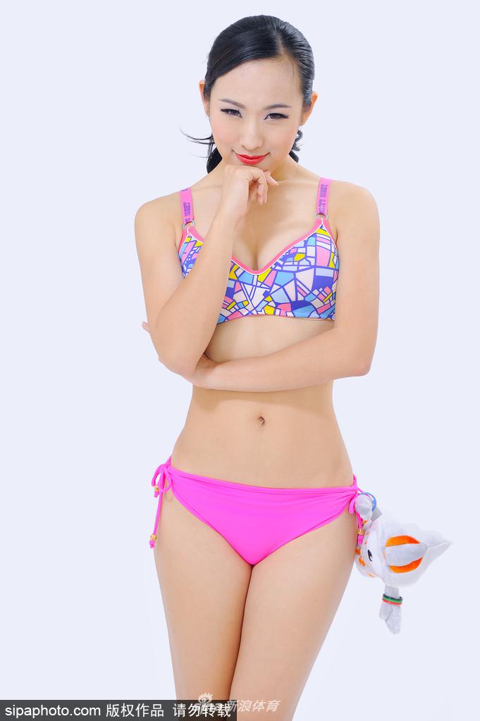 赛场上的孙峥如同耀眼的明星,她的笑容极具感染力。在聚光灯的照耀下,健康的肤色和自信的神采,诠释了新时代篮球宝贝不仅是美丽的陪衬,更是赛场文化不可或缺的一部分。