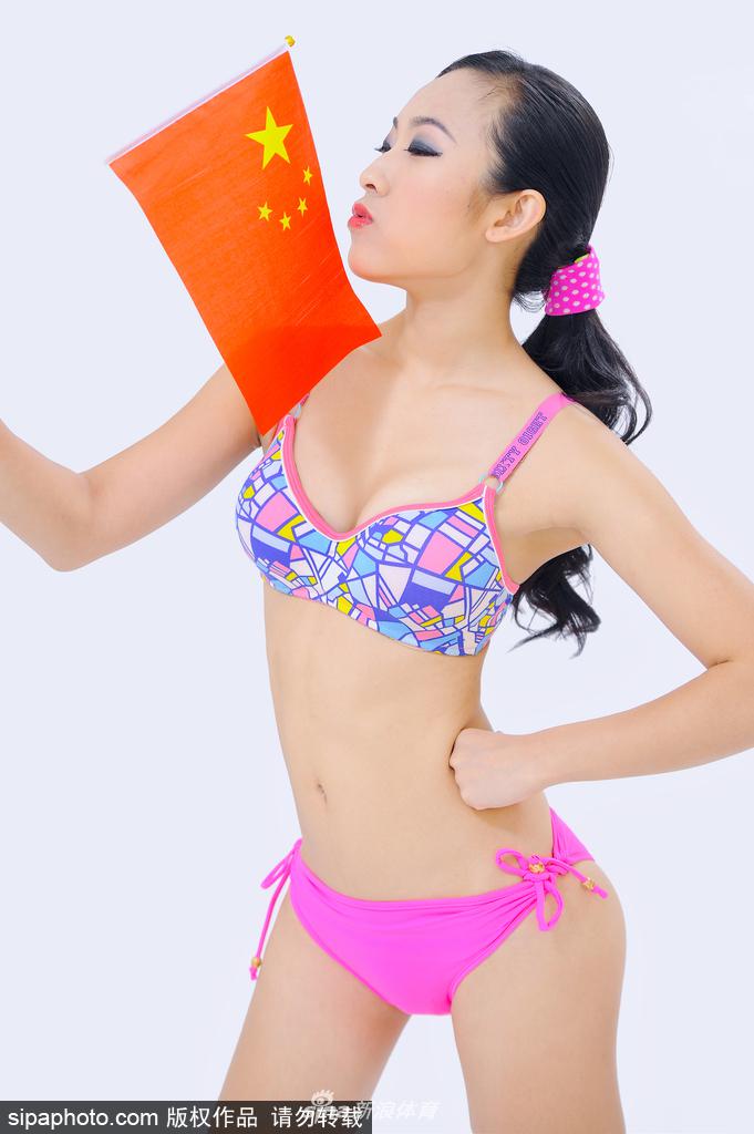 动感的音乐响起,孙峥在球场上跃动起舞。每一个充满力量的动作,每一条优美的肌肉线条,都诉说着她在训练房中日复一日挥洒的汗水与对舞蹈艺术的执着追求。