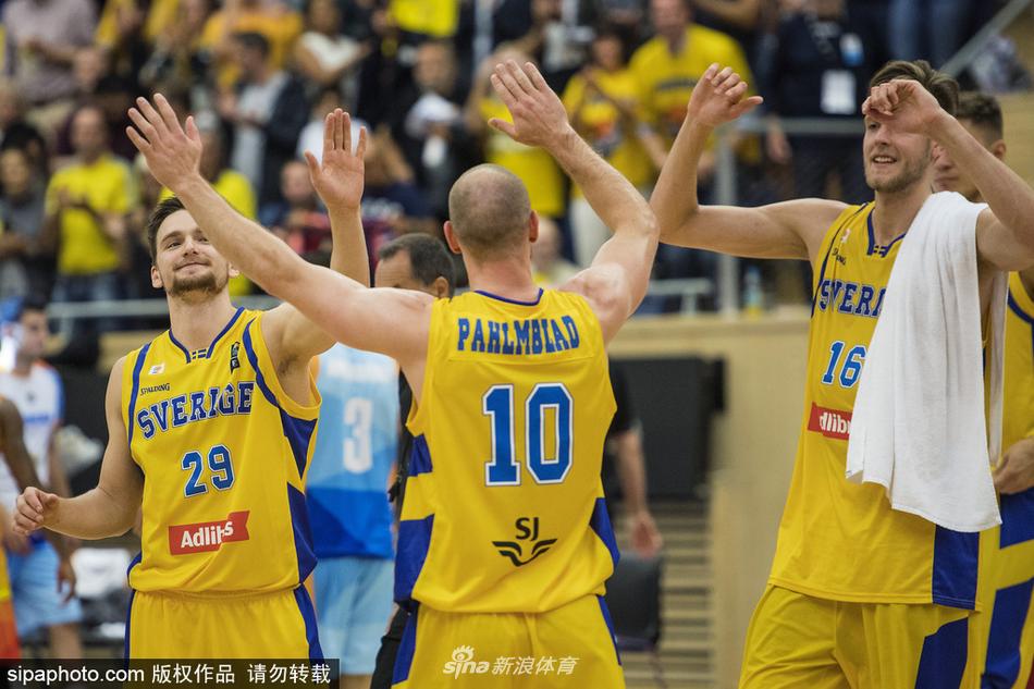 瑞典队当家球星在比赛大局已定后，与队友在球场中圈激情撞胸庆祝，汗水挥洒在空中，映照出胜利后的狂喜与释放。