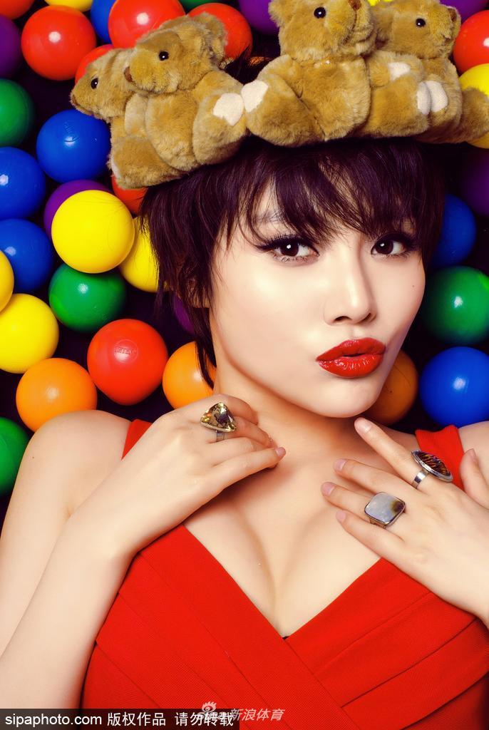 她单手轻松转着篮球,另一手俏皮地捏着发梢,吐舌一笑,古灵精怪的模样十分惹人喜爱