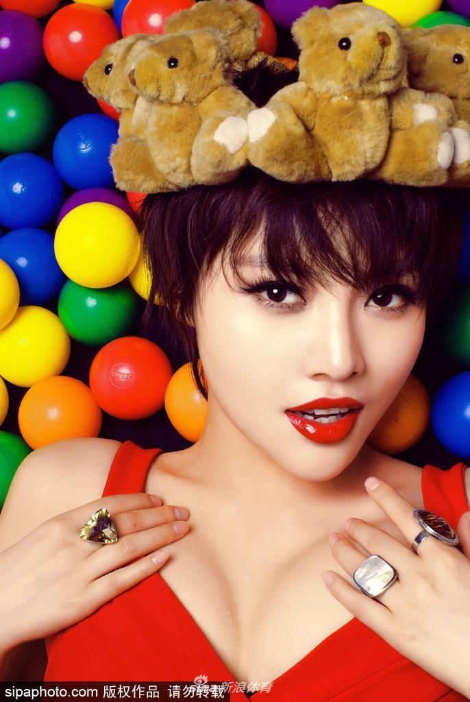 她轻咬下唇,眼神迷离地望向镜头,黑色蕾丝衬托下的肌肤更显白皙,尽显妩媚风情