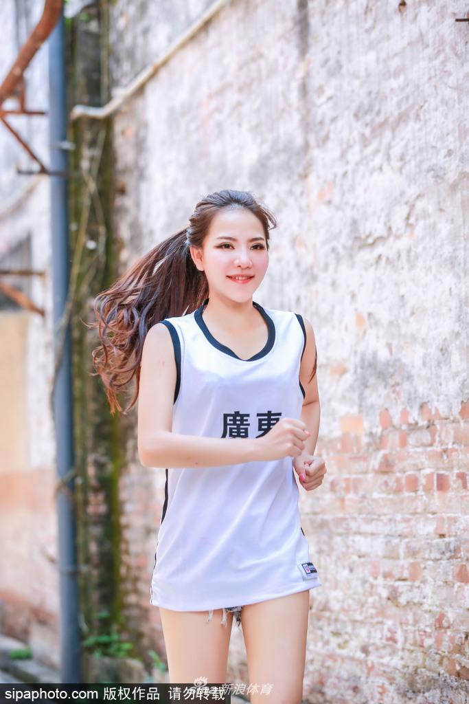 休憩间隙，几位篮球宝贝围坐在一起，笑容灿烂如花，她们谈论着广东队的精彩表现，友谊在助威声中升温。