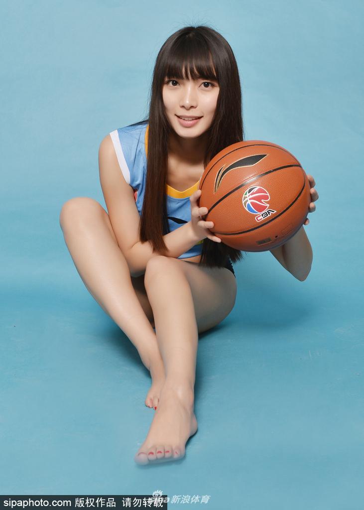 特写镜头下,宝贝五官精致立体,微微一笑露出贝齿,天鹅颈与迷人锁骨尽显高雅气质,长发自然垂落增添柔美。