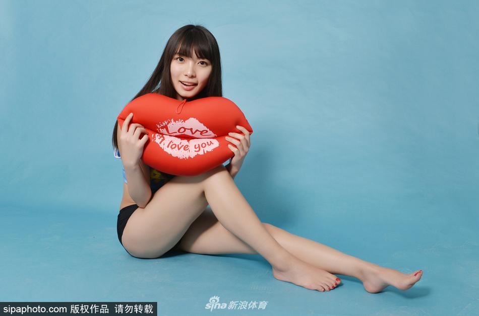 站姿随性却气场十足,宝贝双手插兜,牛仔短裤下白皙笔直的双腿一览无余,整体造型兼具时尚感与青春气息。