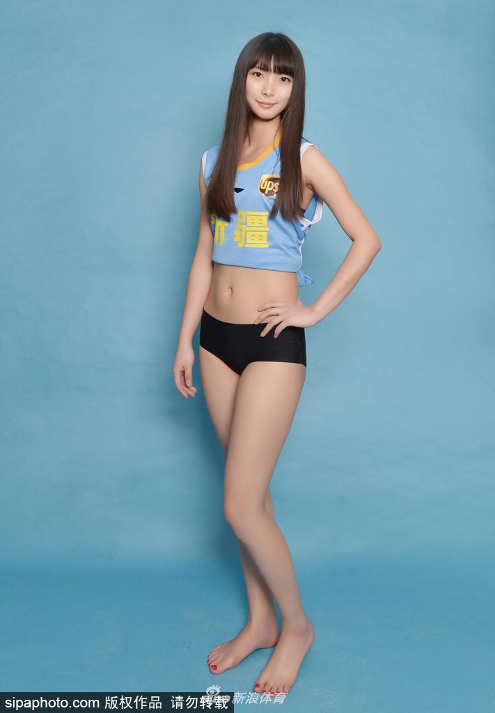 镜头前,新疆篮球宝贝身姿挺拔,一双白皙修长的美腿在光影下格外抢眼,眼神中透露出自信与优雅。