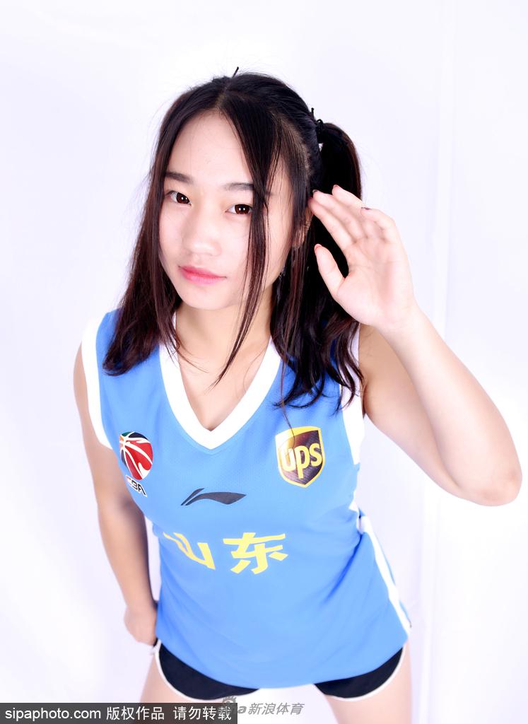 篮球宝贝在训练间隙,对着镜头俏皮地比出剪刀手,眼神中流露出对赛季开始的无限憧憬。