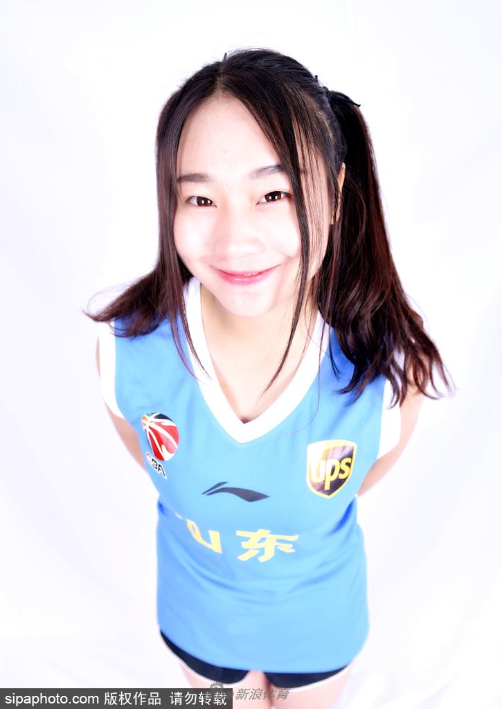 在明亮的光线下,篮球宝贝展现出精致的侧颜与优美的颈部线条,如同赛场上的精灵。