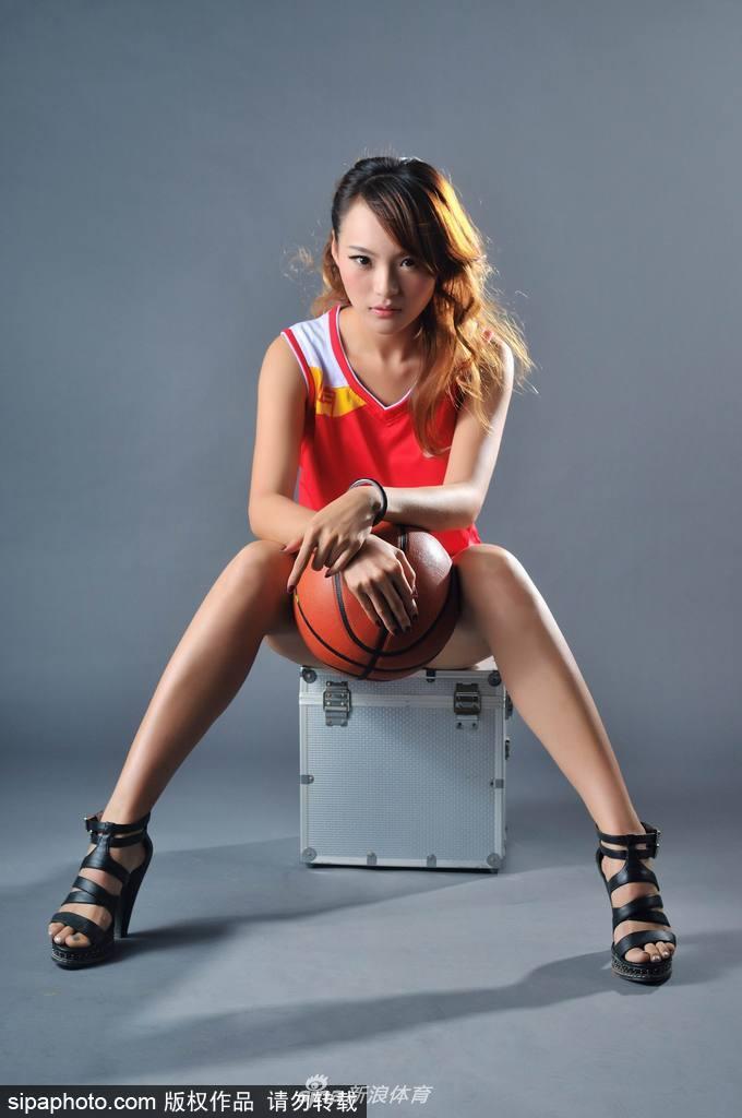 胡晓燕跳起模拟投篮,活力四射,动感十足