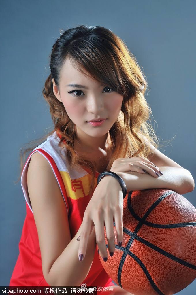 胡晓燕坐在球场边,轻撩秀发,展现迷人曲线