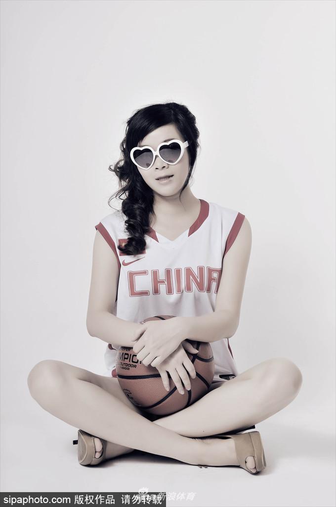 李怡将男篮战袍当作时尚单品，随性地撩动秀发，露出修长美腿，心形眼镜下是自信而迷人的微笑。