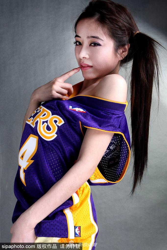 篮球场边的袁颖芬侧身回眸，利落的运动装扮勾勒出她高挑的身形，眼神中透着一股飒爽的自信