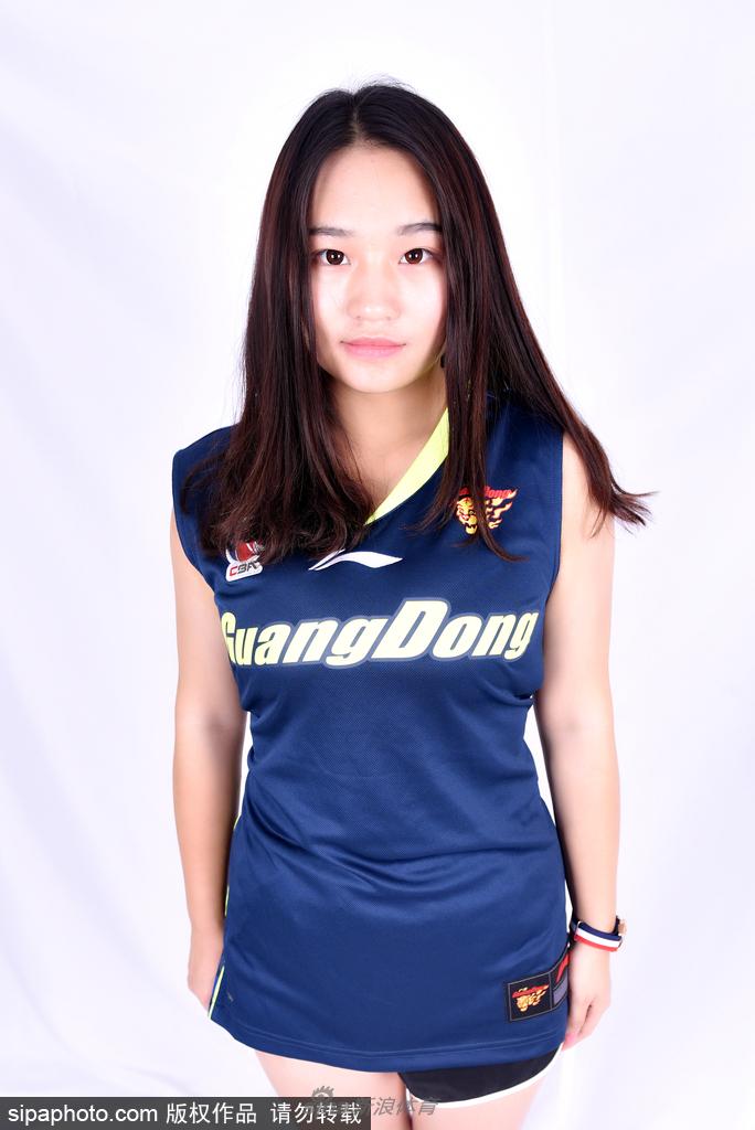 篮球宝贝身着洁白连衣裙，在镜头前露出治愈系笑容，眼神灵动，仿佛能驱散所有疲惫