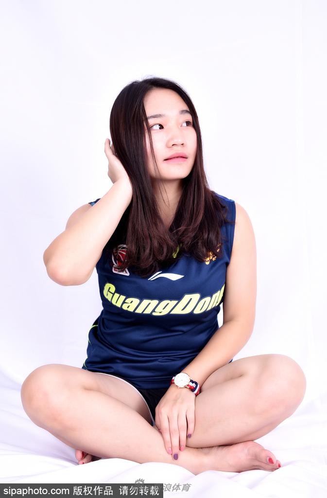 全景镜头下，篮球宝贝们整齐站立，每个人脸上都洋溢着自信甜美的笑容，展示着团队的青春活力