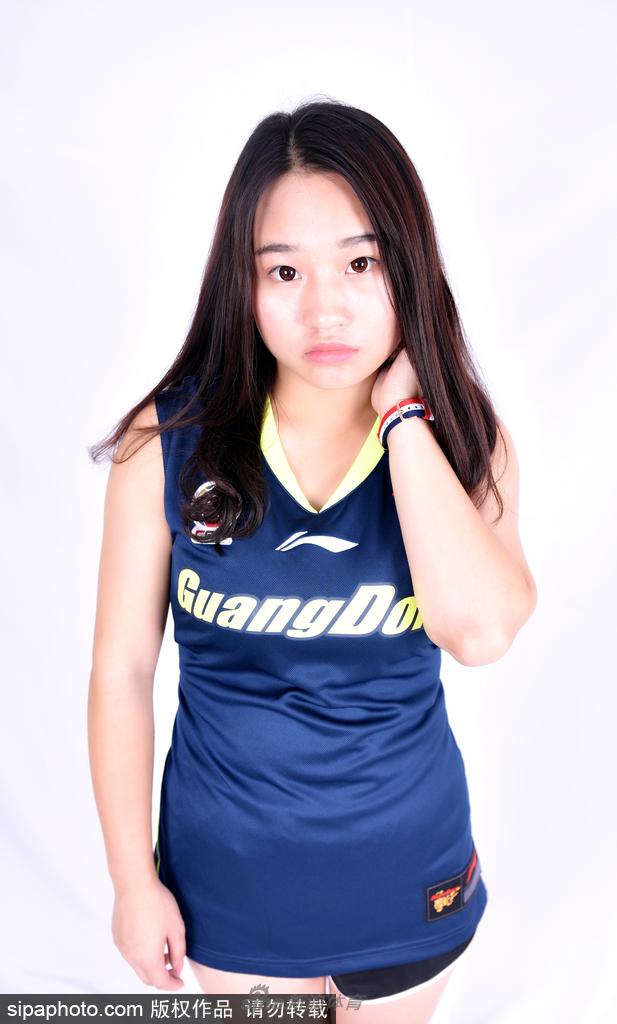 两位宝贝俏皮地凑在一起看向镜头，脸上的笑容如同阳光般明媚，闺蜜般的亲密感扑面而来