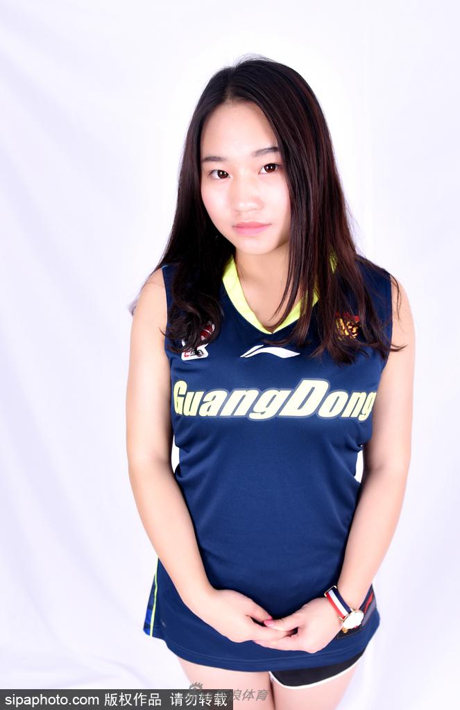 特写镜头下，宝贝秀发如瀑，单手轻托脸颊，甜美可人的气质中透着一丝优雅的从容