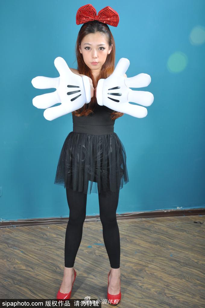 沈阳篮球宝贝们统一扎着俏皮的蝴蝶结发饰，对着镜头集体比心，脸上洋溢着甜美又带点羞涩的笑容，瞬间抓住了全场的目光。