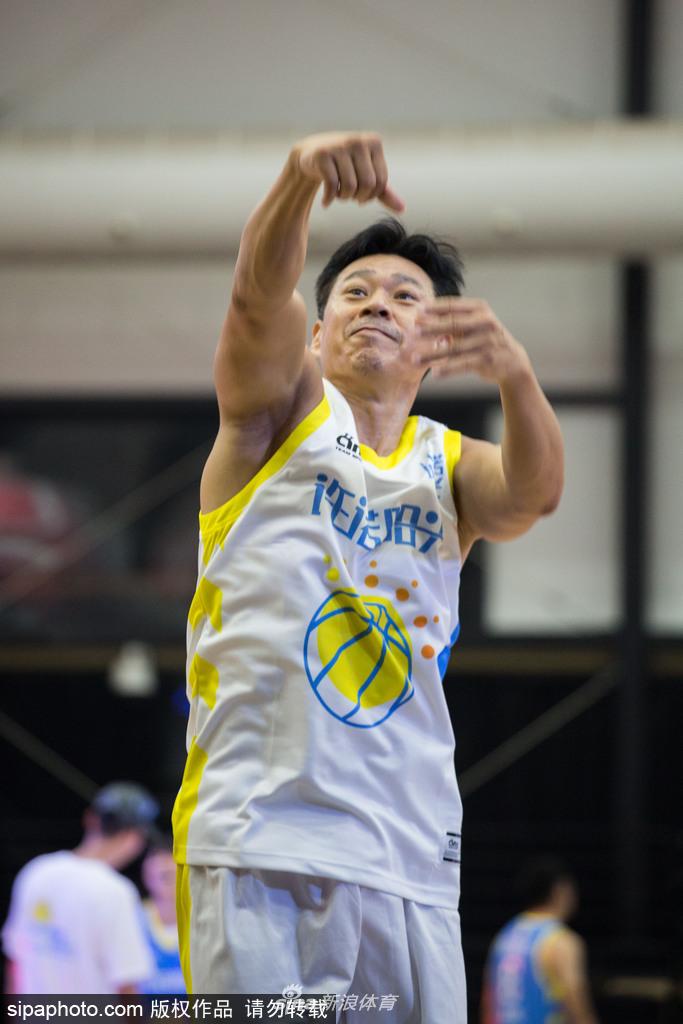 比赛间隙，张丰毅神情专注地与队友交流战术，举手投足间带着一种领导者的气质，仿佛是将戏里的“书记”风范带到了球场上。