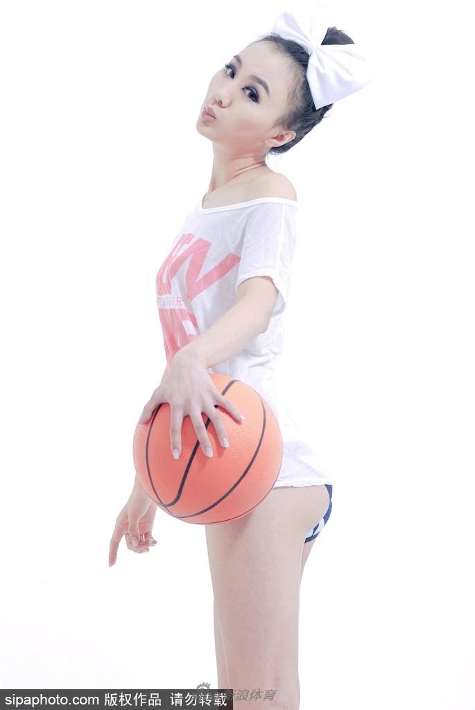 她身着一袭白色运动背心,修长的美腿在阳光下格外耀眼,手中的篮球仿佛也沾染了几分青春的气息。