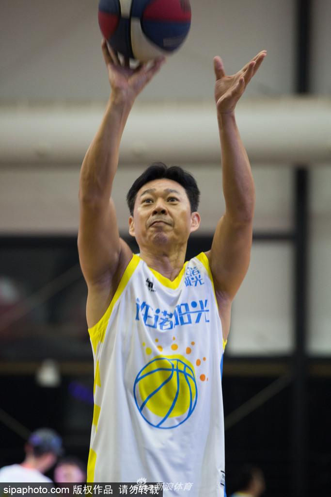 张丰毅在篮下高高跃起，准备封盖对手的投篮，他的身体完全舒展，核心力量惊人，这一刻时间仿佛在他身上停止了。