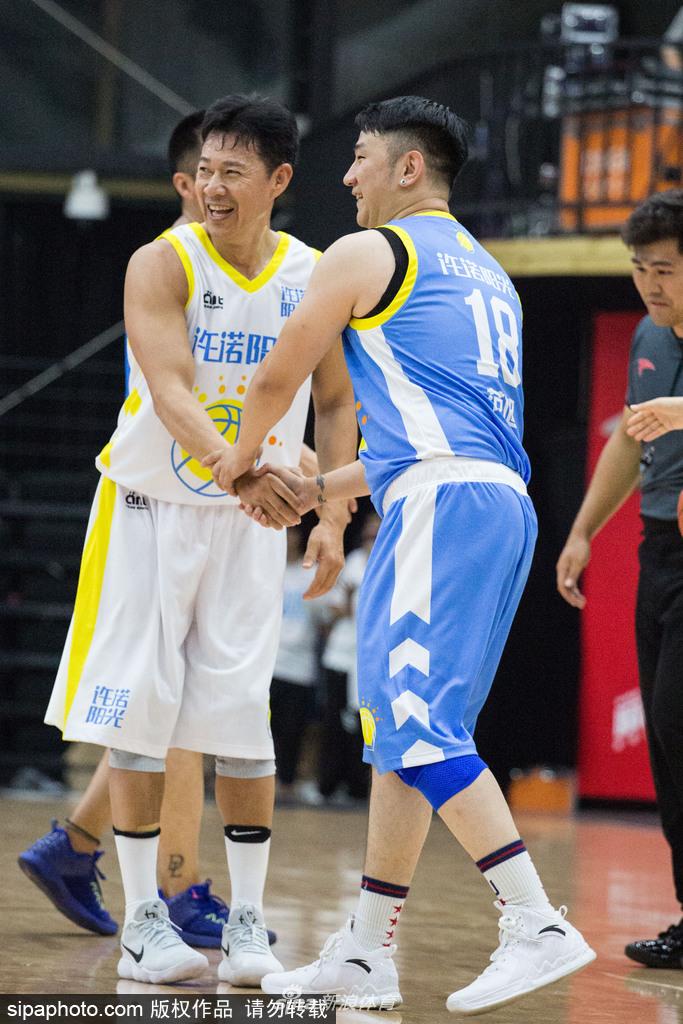 在赛场聚光灯下，张丰毅赤裸上身露出线条分明的肌肉，眼神坚毅地望向篮筐，仿佛一位久经沙场的角斗士，霸气侧漏。