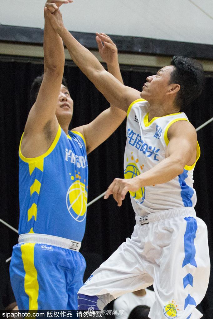 即使被多人包夹防守，张丰毅依然毫无惧色，他双手紧握篮球，利用强壮的身体为自己创造进攻空间，尽显球场老将的沉稳与智慧。