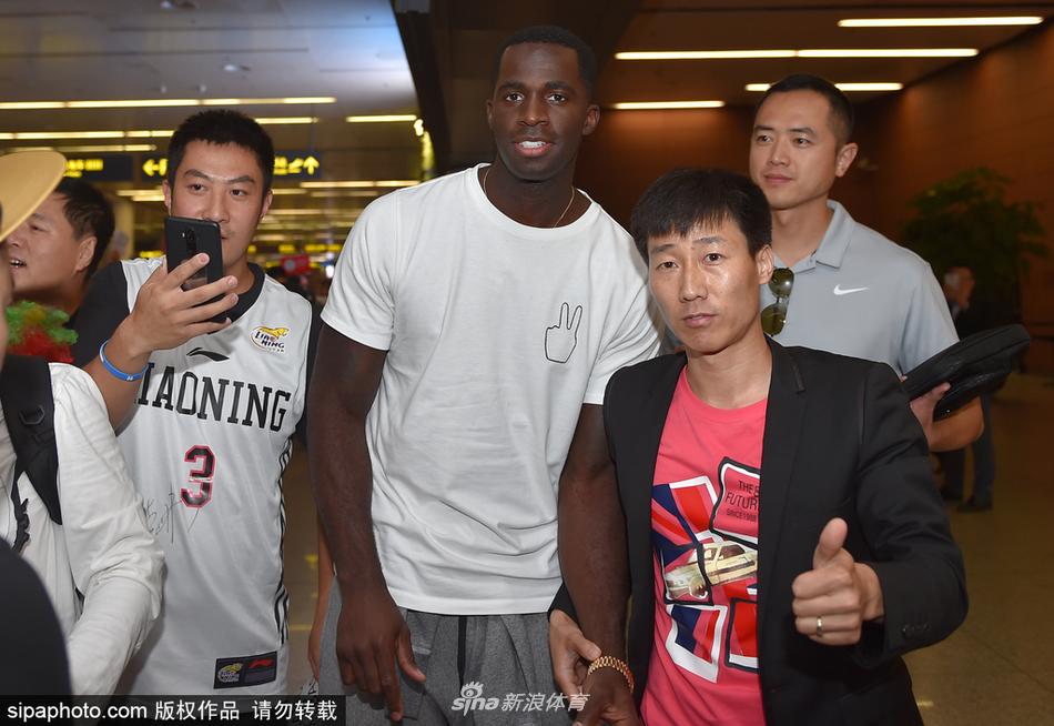 走出到达大厅的巴斯,面对热情的接机场面笑得格外开心,仿佛已经感受到了这座北方城市带给他的温暖与厚爱。