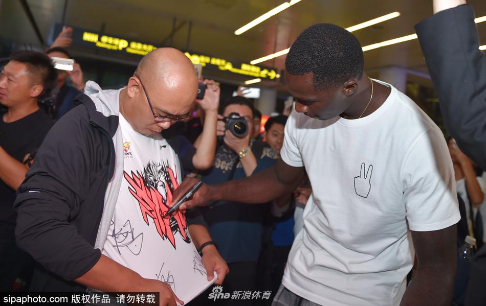 走出机场的巴斯被热情的辽宁球迷团团围住,他没有丝毫明星架子,耐心地停下脚步与簇拥在身边的球迷们合影留念。
