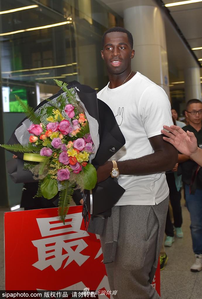 面对镜头,巴斯露出了标志性的灿烂笑容,他手中的笔不停歇地满足着每一位球迷的签名请求,心情相当愉悦。