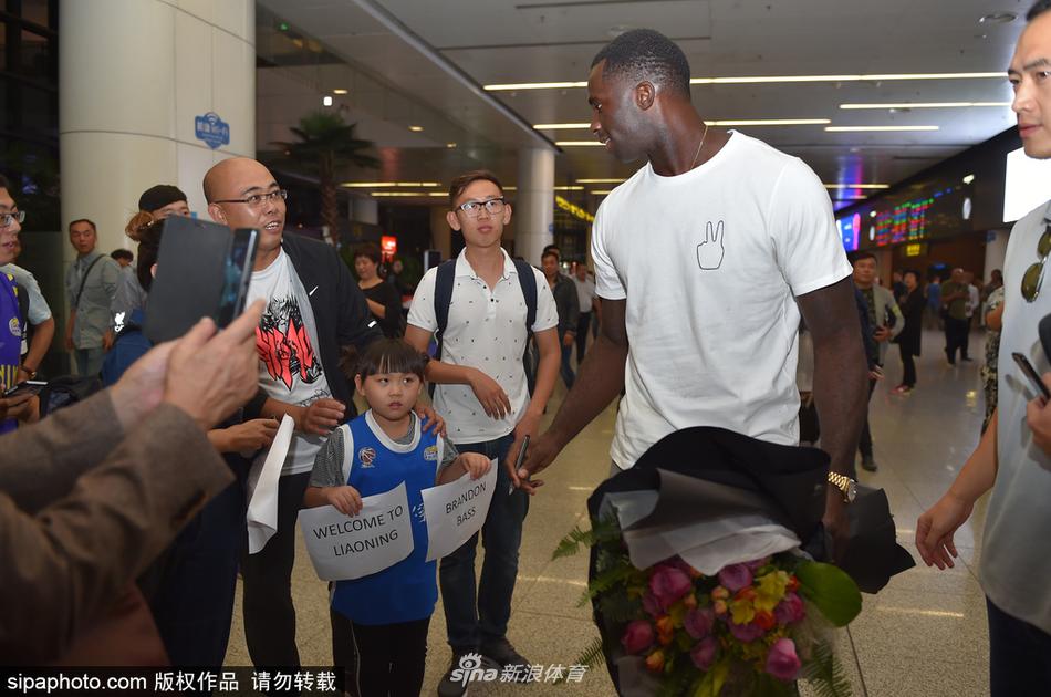 身着一袭黑衣的布兰登·巴斯面带微笑走出沈阳机场通道,他的轻松神态中透露出对CBA新挑战的无限憧憬与自信。
