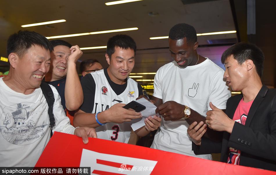 在人群中,巴斯被球迷递上的签字笔和球衣所包围,他神情专注,用行动回馈着沈阳球迷这份扑面而来的真挚热情。