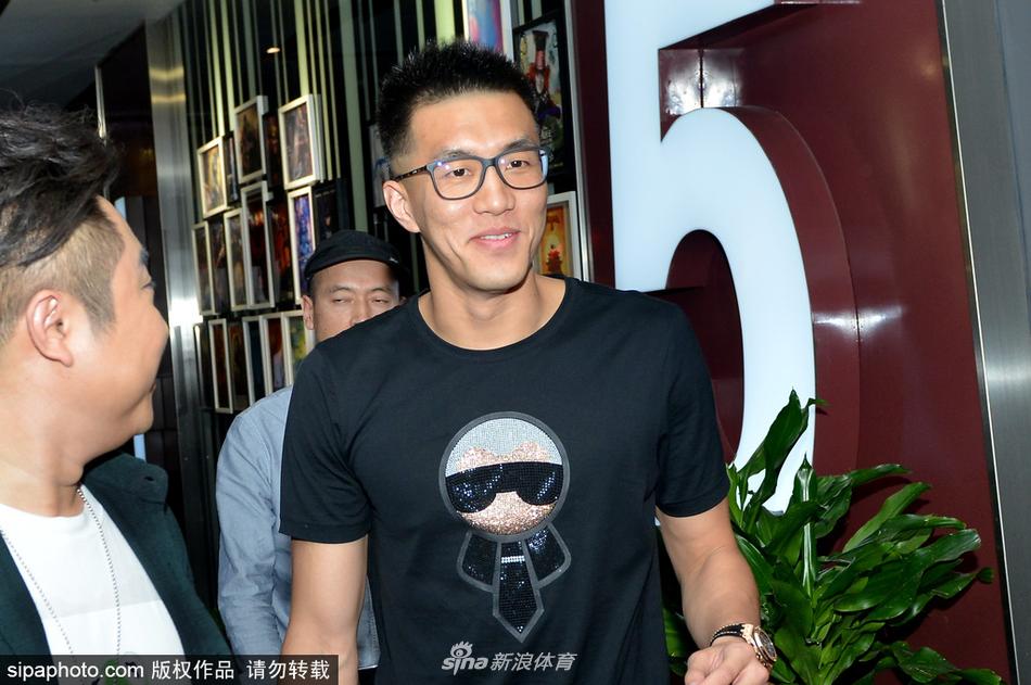 大鹏和乔杉在沈阳首映礼上相视而笑，两人眼神中充满对电影的自信与期待，身后是热情的东北观众