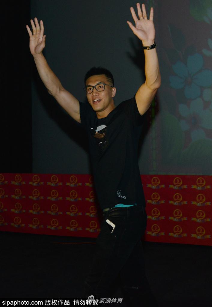 大鹏与恩师赵本山在首映礼上同框交谈，赵本山用手比划着，似乎在给徒弟的表演提出宝贵建议，师徒情深令人动容