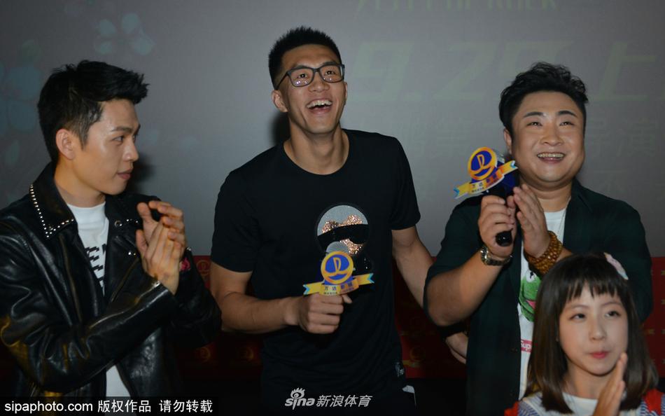 大鹏与郭艾伦在首映礼后台勾肩搭背亲密合影，两人笑得像孩子一样开心，体育与娱乐的友谊在这一刻定格