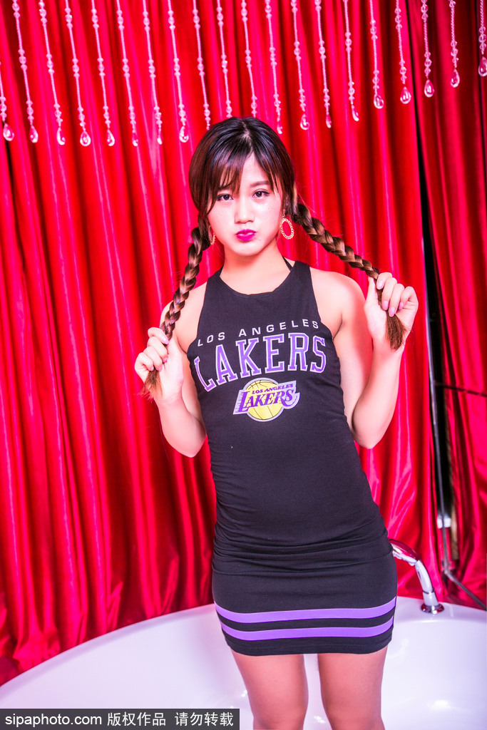 表演结束后,宝贝们在场边休息交流的抓拍,自然流露的甜美笑容和亲密互动,展现出团队像姐妹淘一样的真挚情谊