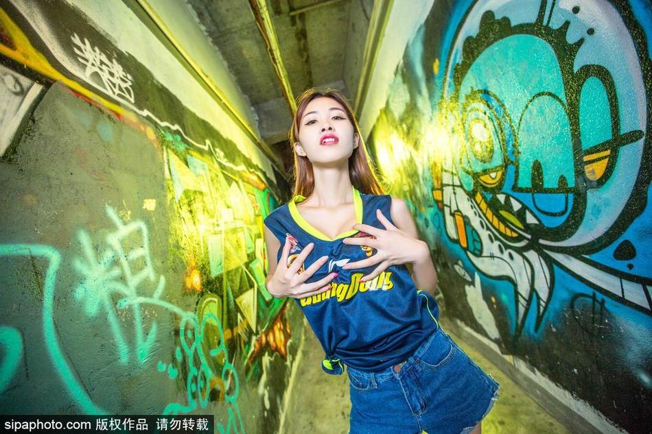 两位宝贝身穿浅色牛仔热裤，在镜头前轻盈跃起，修长美腿在空中划出优美弧线，笑容灿烂