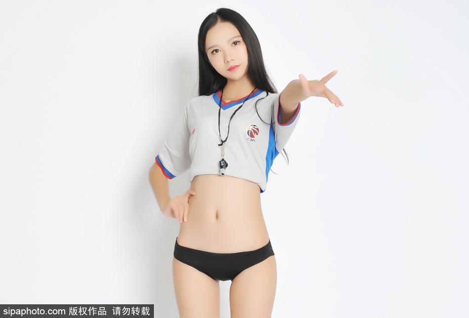 这位执法者正在场上快速奔跑，紧跟进攻队员的步伐，裙摆微微飘起，脸上带着严肃而自信的微笑，她不仅是在判罚，更像是在演绎一场关于优雅与专业的视觉盛宴。