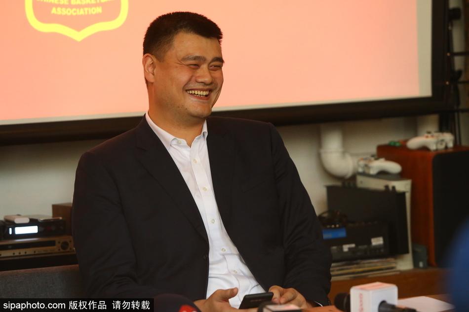 活动结束后，记者们依然意犹未尽，围绕着篮协工作人员进行深入交流，墙上悬挂的中国国旗时刻提醒着所有人肩负的使命与荣耀。