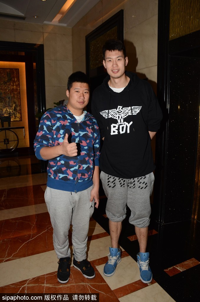 马布里走进酒店大堂，面对镜头眼神坚定，身后的北控队徽格外醒目。他一只手拉着行李，身姿挺拔，仿佛即将走上战场的将军。