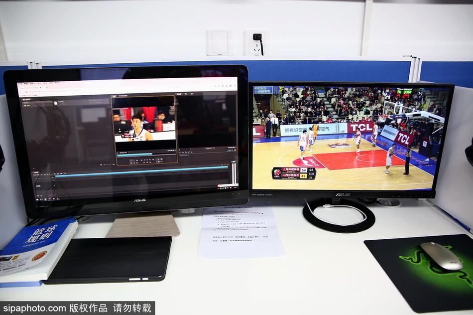 回放中心的监控墙全景图,画面中显示着多场不同赛事的实时直播,工作人员在屏幕前紧张而有序地忙碌着。